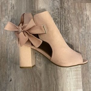 Women’s US Size 7.5 JustFab suede shoes. Never worn!